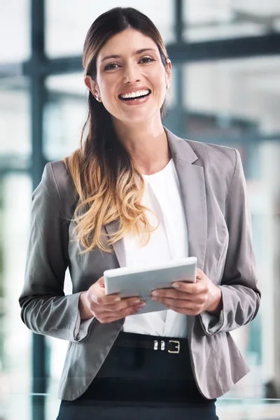 Consultora da RB2 Corretora sorrindo com um tablet em mãos