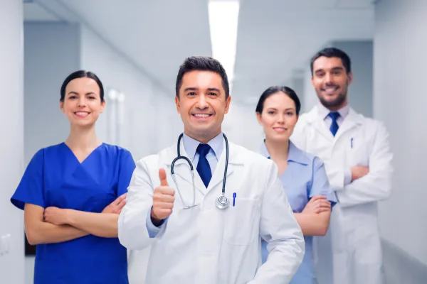 Equipe de médicos e enfermeiros sorrindo