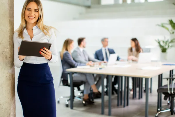 Equipe reunida em sala de reunião de empresa