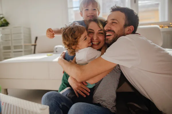 Família abraçada em casa